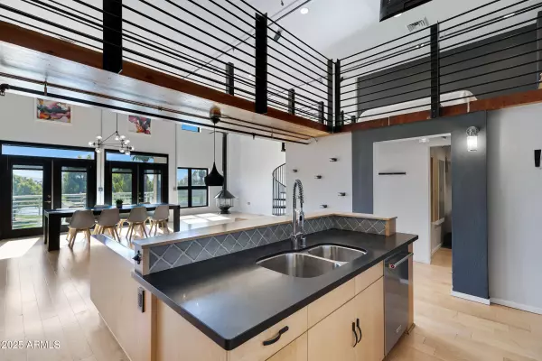 Phoenix, AZ 85014,914 E OSBORN Road #402