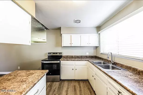 Phoenix, AZ 85033,6921 W HAZELWOOD Street