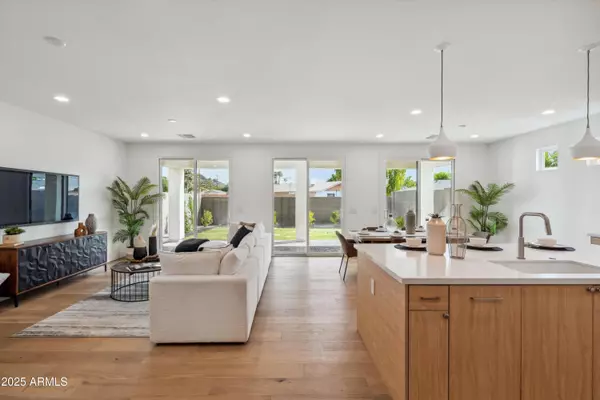 Phoenix, AZ 85018,5533 E EARLL Drive