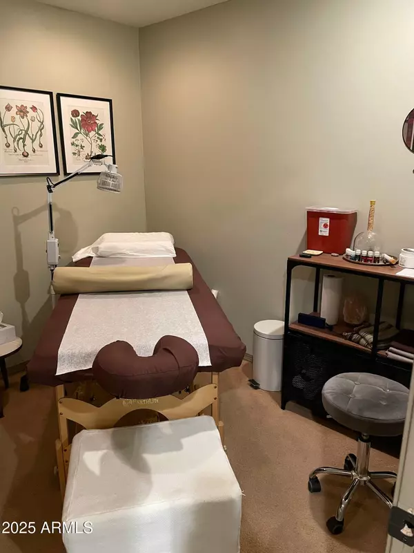 Phoenix, AZ 85012,207 E MONTEREY Way