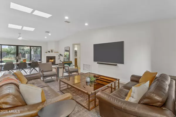 Phoenix, AZ 85020,328 E WAGON WHEEL Drive