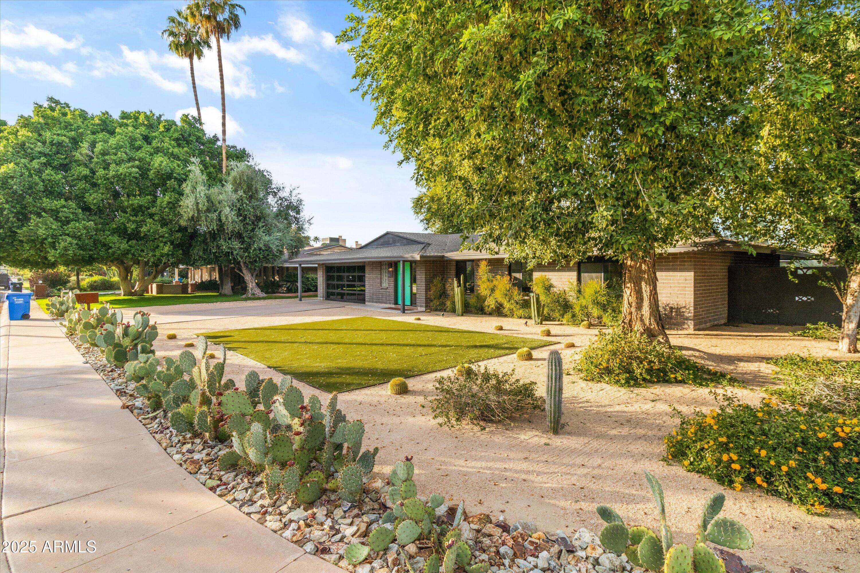 328 E WAGON WHEEL Drive, Phoenix, AZ 85020