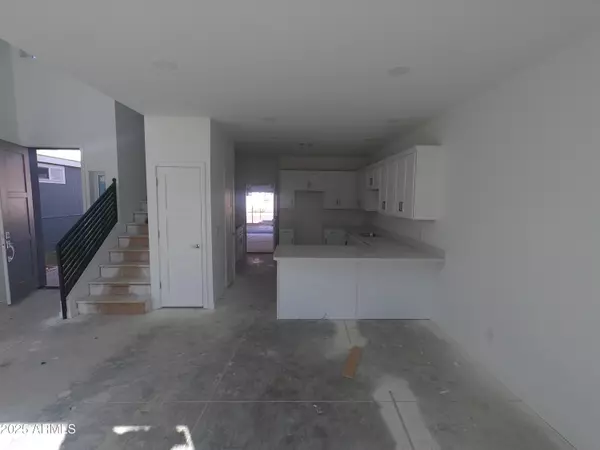 Phoenix, AZ 85022,2051 E MICHIGAN Avenue #1