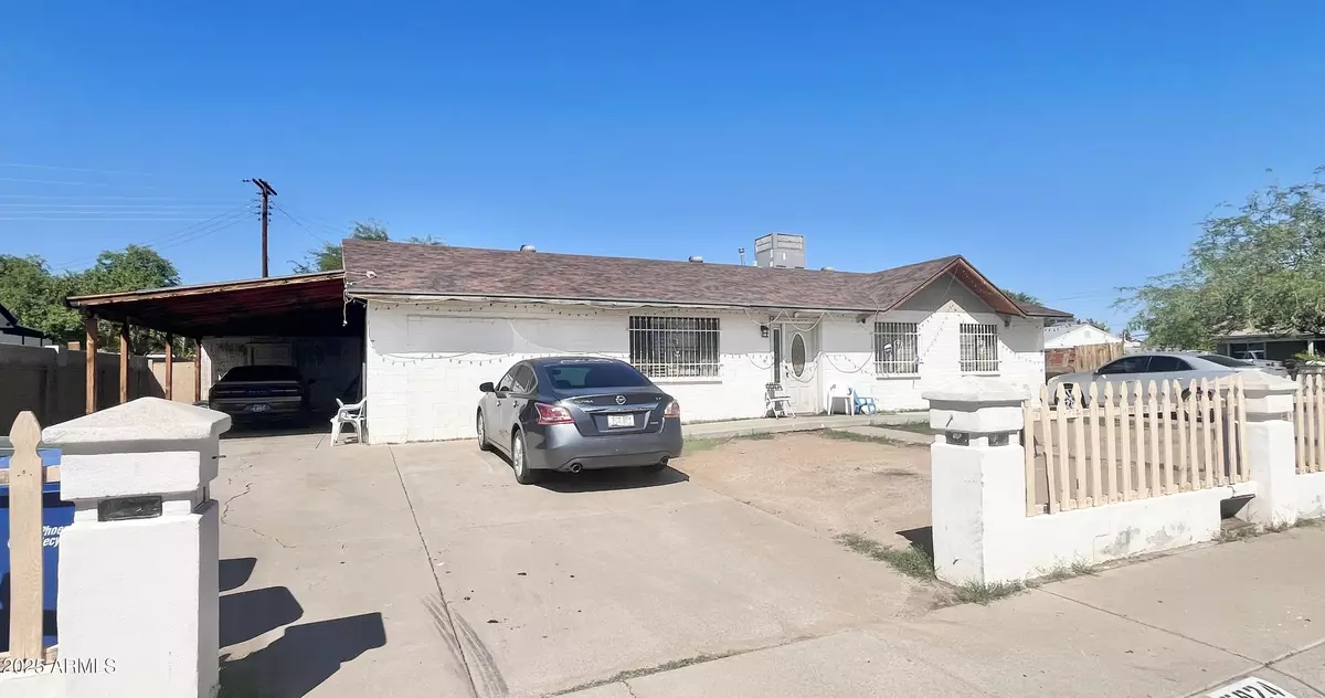 Phoenix, AZ 85033,5924 W EARLL Drive