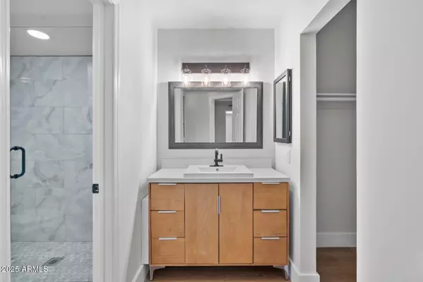 Phoenix, AZ 85018,3825 E CAMELBACK Road #291