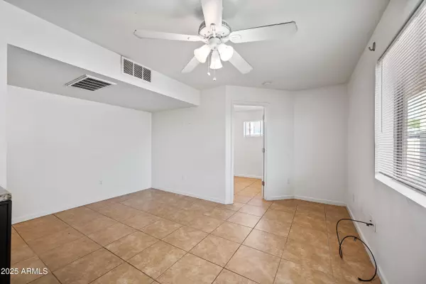 Phoenix, AZ 85018,3949 E EARLL Drive #2