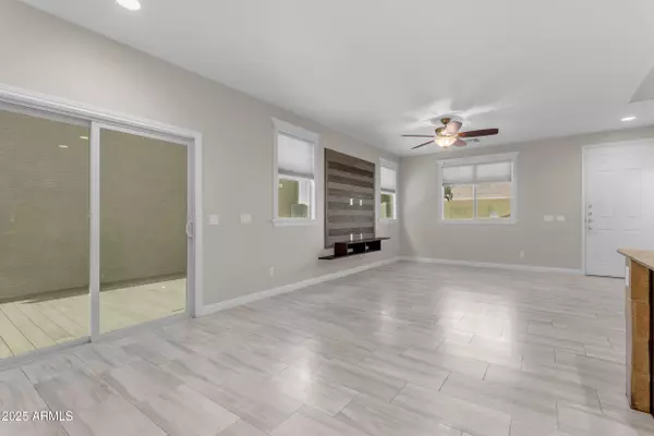 Phoenix, AZ 85035,2452 N 73rd Lane