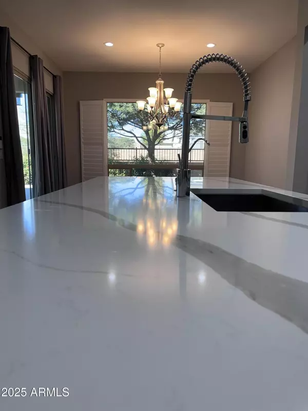 Phoenix, AZ 85050,2852 E ROBIN Lane E