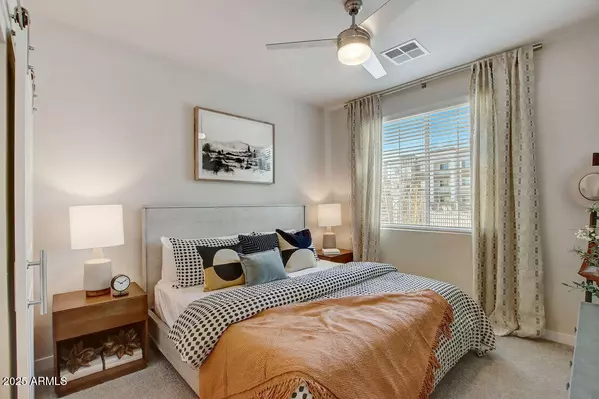 Phoenix, AZ 85085,28201 N BLACK CANYON Highway #A2