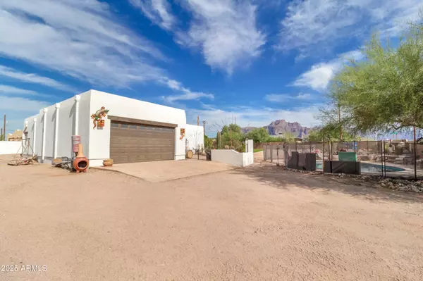 Apache Junction, AZ 85119,822 N CORTEZ Road