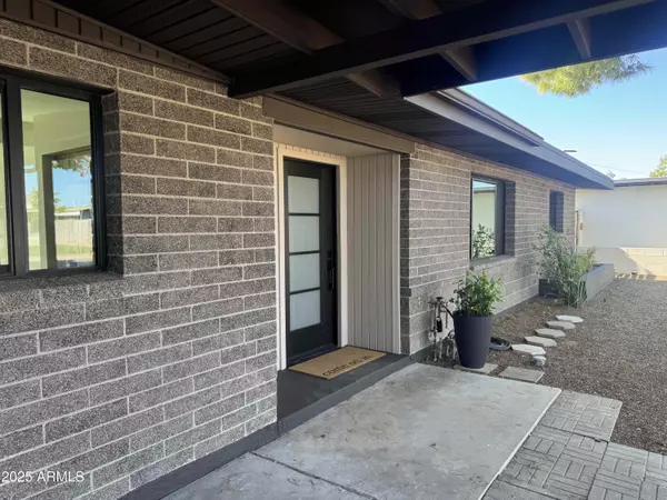 3749 E LAUREL Lane, Phoenix, AZ 85028