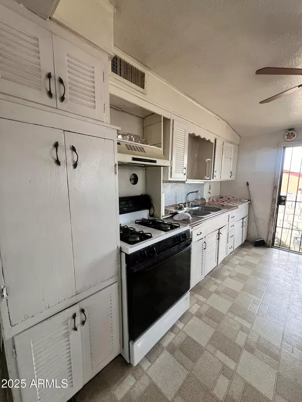 Phoenix, AZ 85009,3825 W LATHAM Street