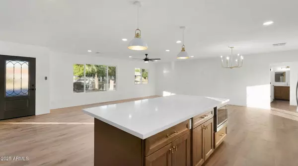 Phoenix, AZ 85015,1523 W FLYNN Lane