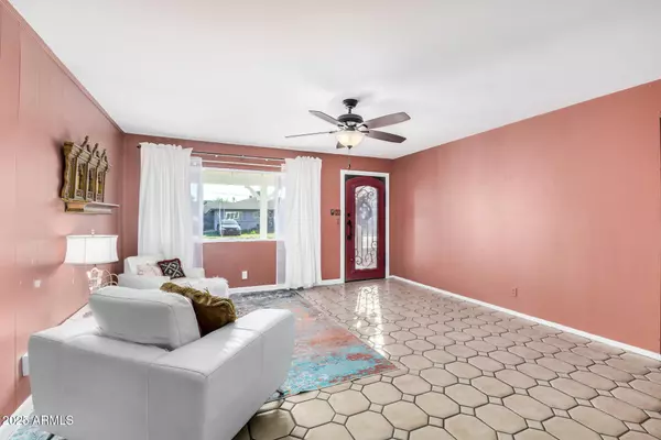 Phoenix, AZ 85015,2302 W BERRIDGE Lane