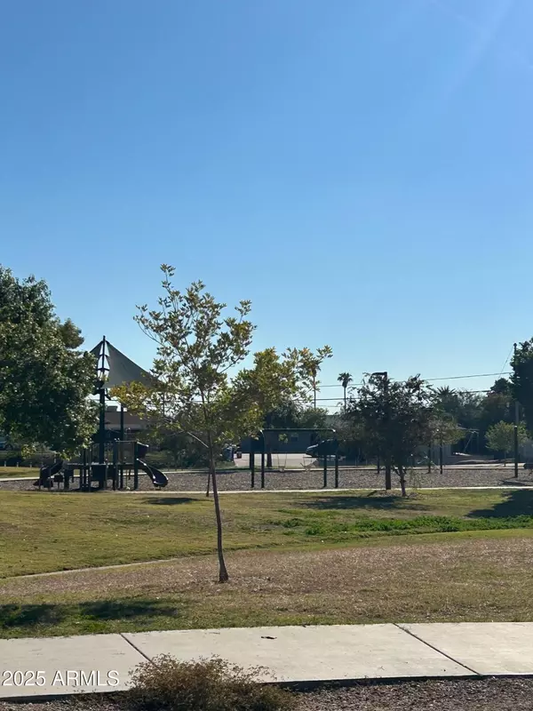 Phoenix, AZ 85020,1213 E VOGEL Avenue #3