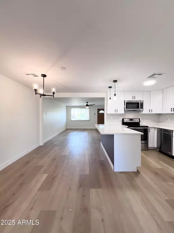 Phoenix, AZ 85033,7416 W ROMA Avenue