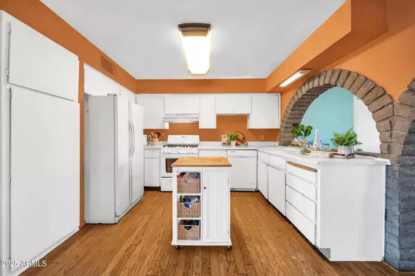 Phoenix, AZ 85029,2142 W PARADISE Drive