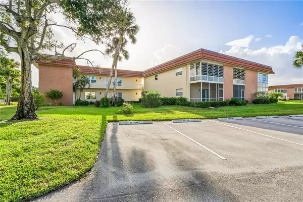 Vero Beach, FL 32962,108 Spring Lake CT #104