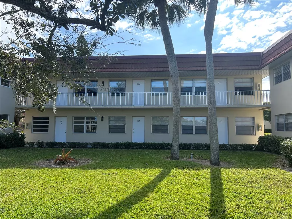 Vero Beach, FL 32962,74 Royal Oak CT #204