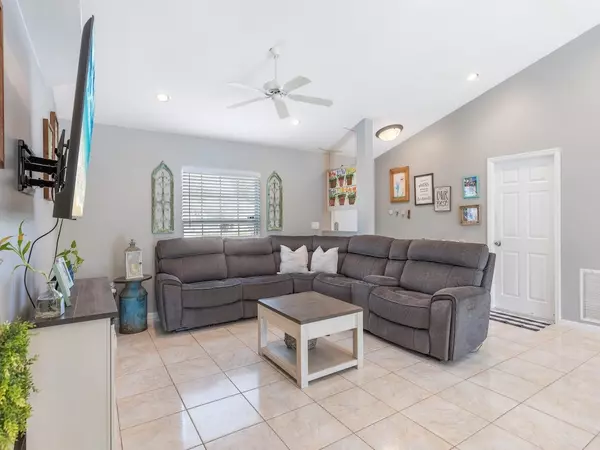 Port St Lucie, FL 34983,382 SE Bayview TER