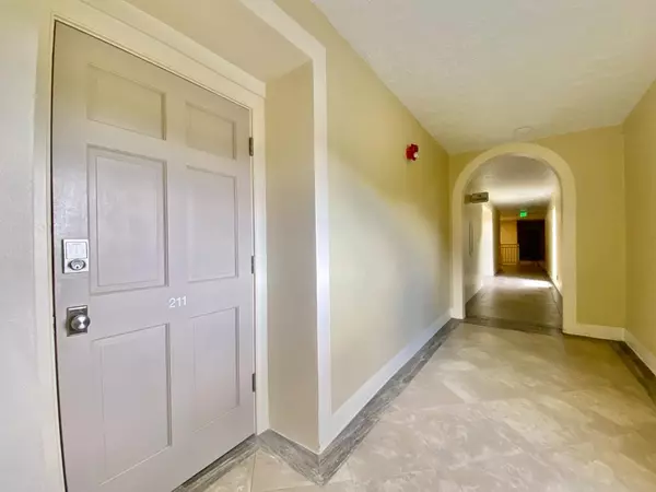 Indian River Shores, FL 32963,400 Beach RD #211