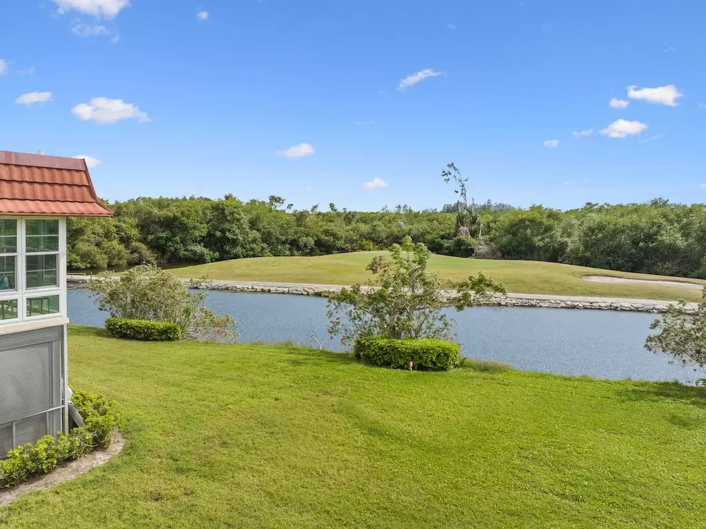 Vero Beach, FL 32962,71 Royal Oak CT #204