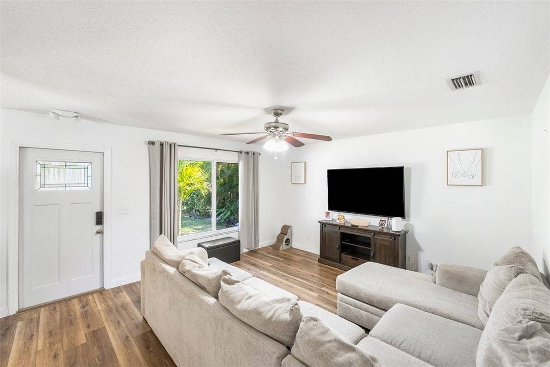 Vero Beach, FL 32968,215 36th AVE