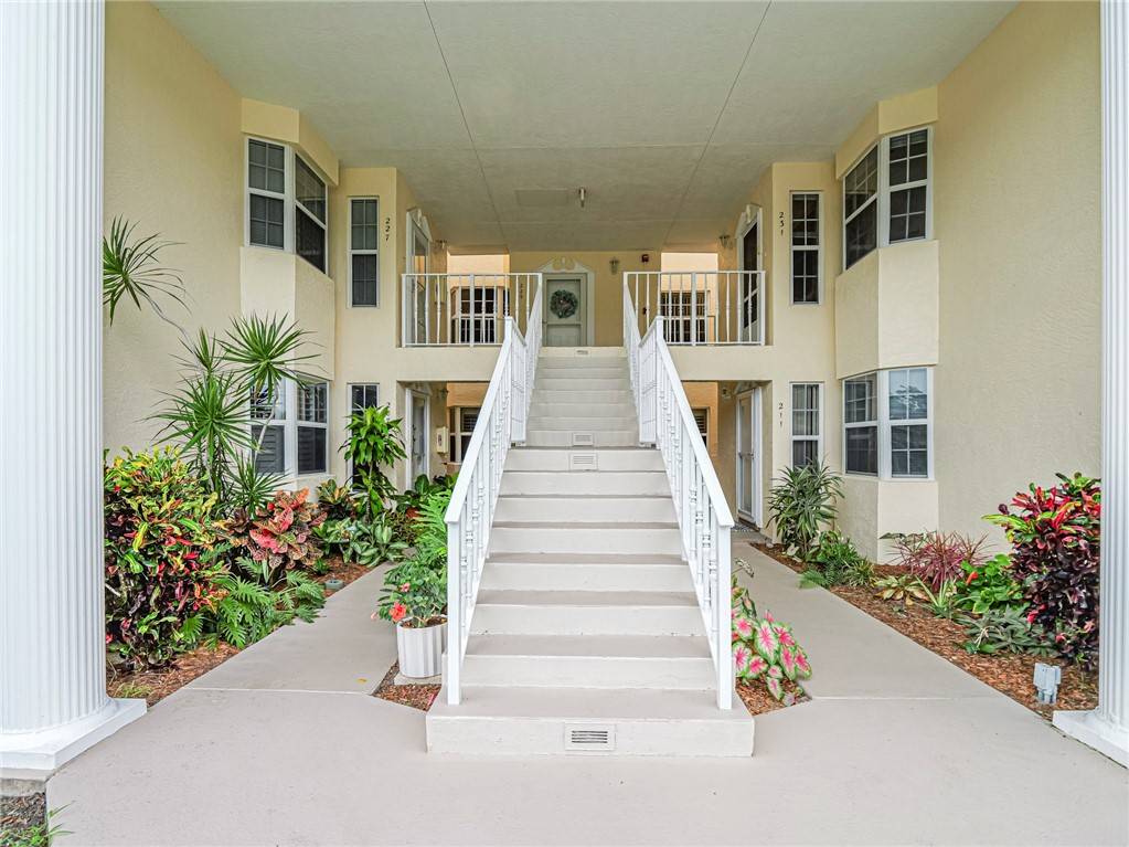 Vero Beach, FL 32962,231 N Grove Isle CIR #231