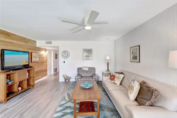 Vero Beach, FL 32962,83 Crooked Tree LN #102