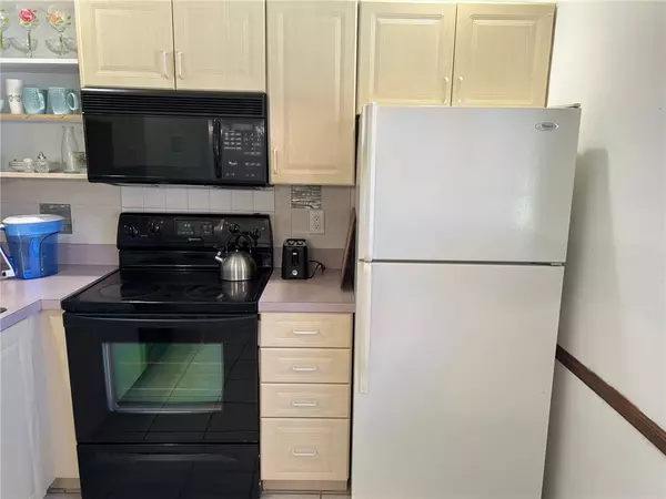 Vero Beach, FL 32962,75 Royal Oak CT #206