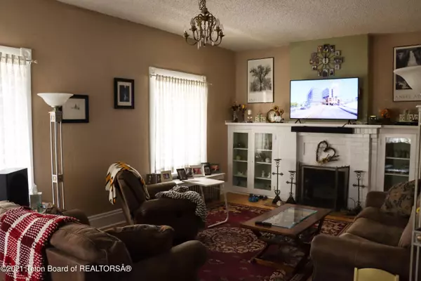 Kemmerer, WY 83101,621 TOPAZ Street