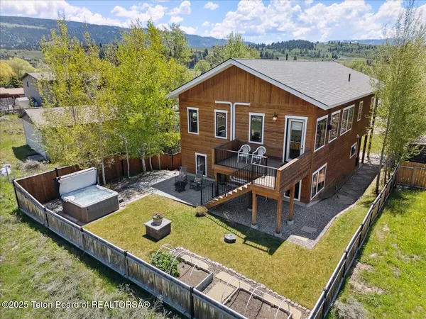 Kelly, WY 83011,6895 E LITTLE SCHOOL Road