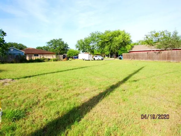 Bishop, TX 78343,304 Hickory CT