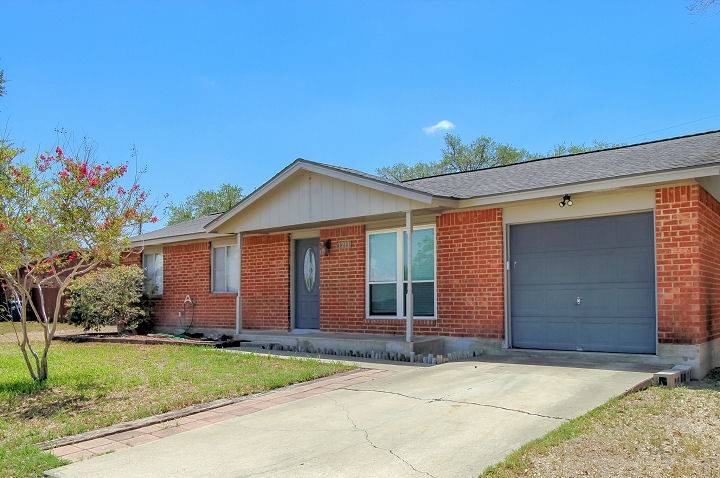 1211 Teto ST,  George West,  TX 78022