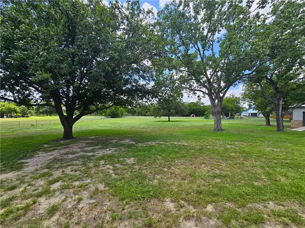 208 Windwood CIR, Seguin, TX 78155