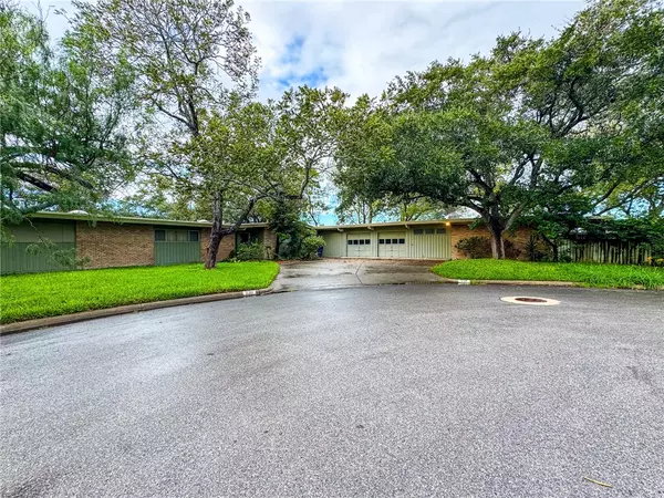 230 Circle DR, Corpus Christi, TX 78411