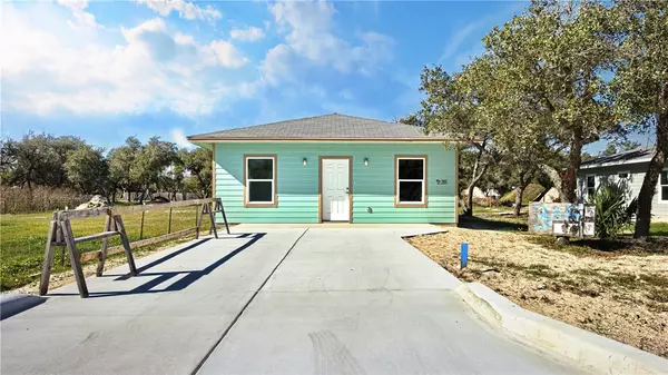 305 Steart ST, Rockport, TX 78382