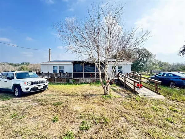 4865 River Oaks DR, Beeville, TX 78102