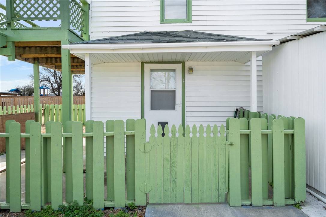 Rockport, TX 78382,1409 E Alamito ST