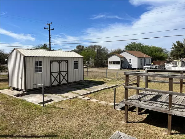 Agua Dulce, TX 78330,215 Elsie AVE