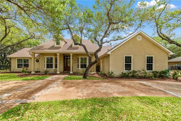 414 Olympic DR, Rockport, TX 78382