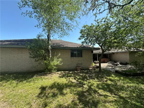 Beeville, TX 78102,5851 Yucca TRL