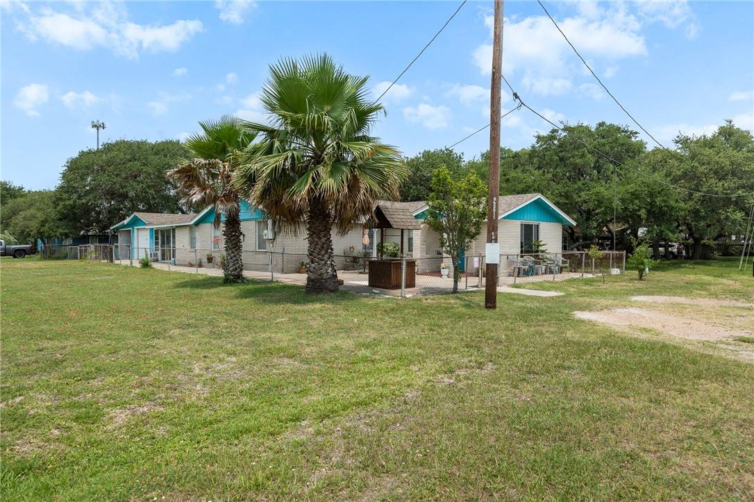 627 S Fuqua ST, Rockport, TX 78382