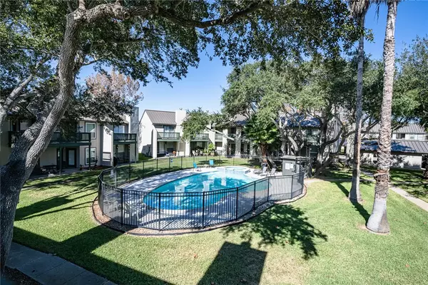 302 Saint Andrews ST #J-101, Rockport, TX 78382