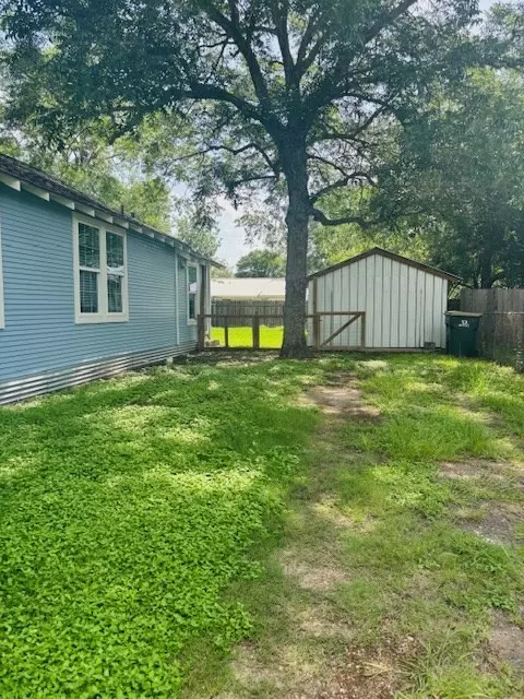 Hallettsville, TX 77964,411 S Market ST
