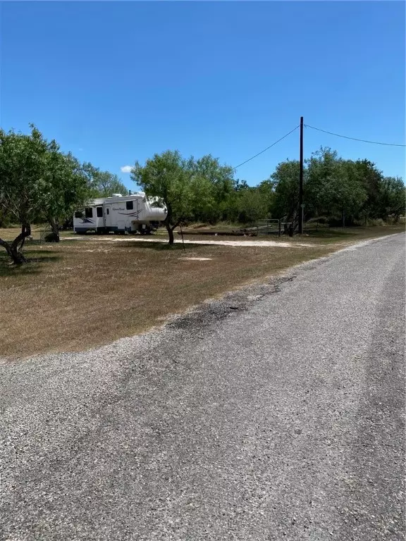 106 Lenette DR, Woodsboro, TX 78393