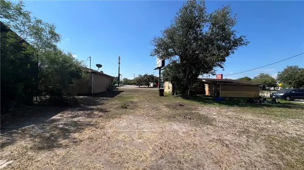 Kingsville, TX 78363,906 King