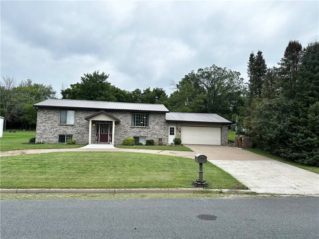 818 Highland AVE, Mondovi, WI 54755