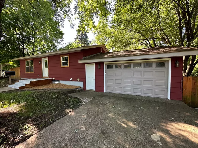 318 16th AVE W #B, Menomonie, WI 54751