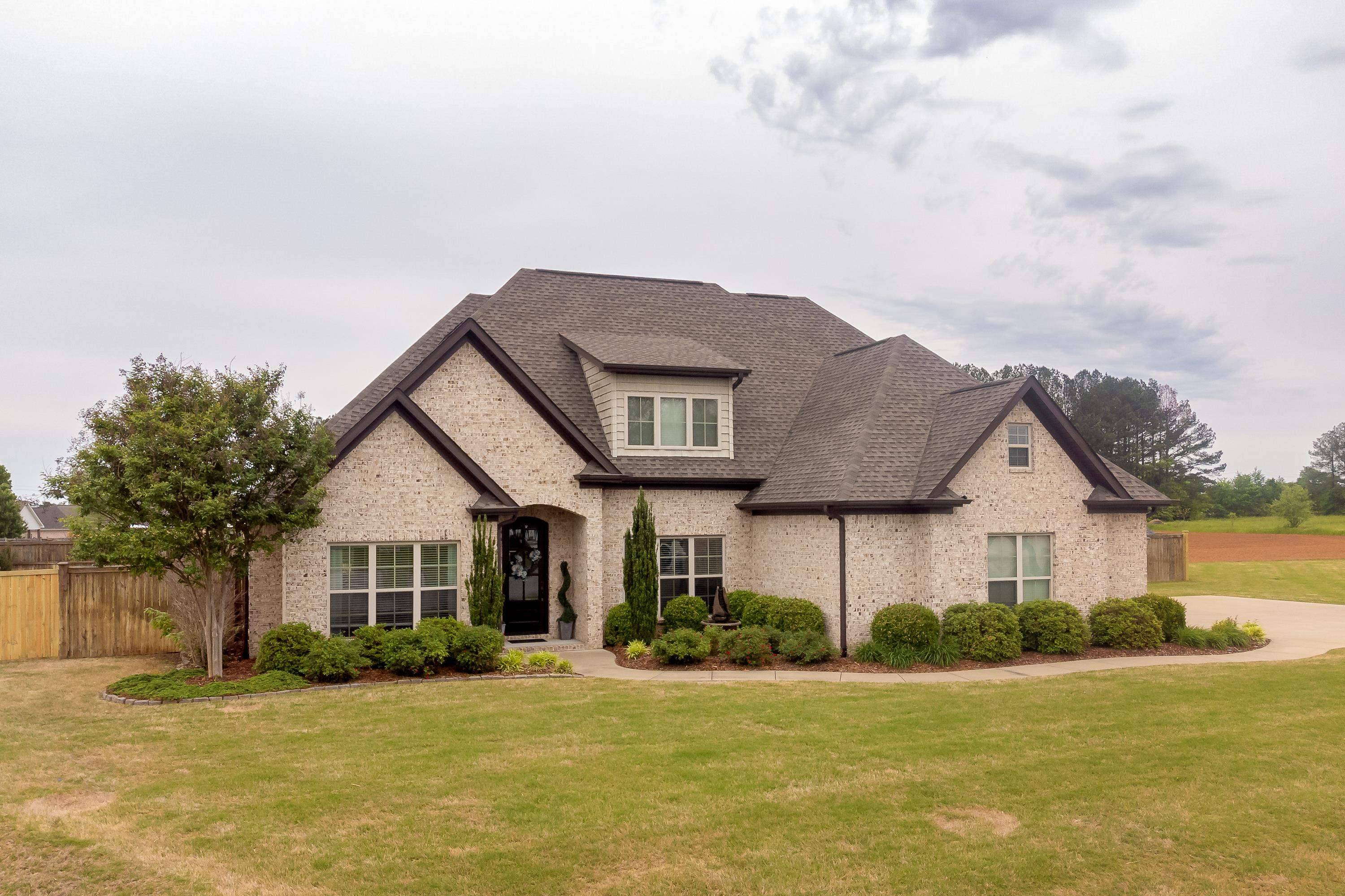 1123 Lake Spencer Dr, Tuscumbia, AL 35674